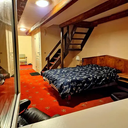 Kvaers Palads Kapselhotel *