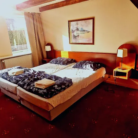 Kvaers Palads Kapselhotell *